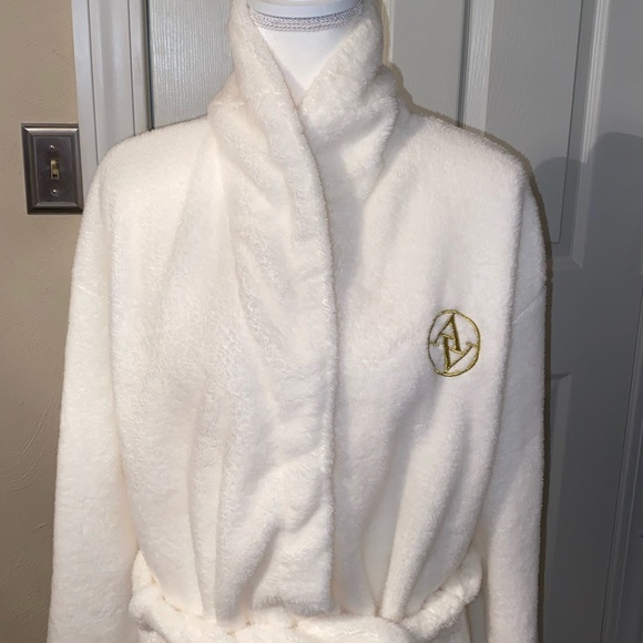 ⭐️ Adrienne Vittadini Robe ⭐️ - Picture 3 of 9